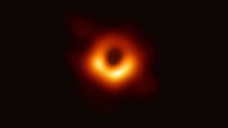 La imagen revelada este miércoles. La región oscura central es la sombra del agujero negro, explicaron los investigadores (AFP)