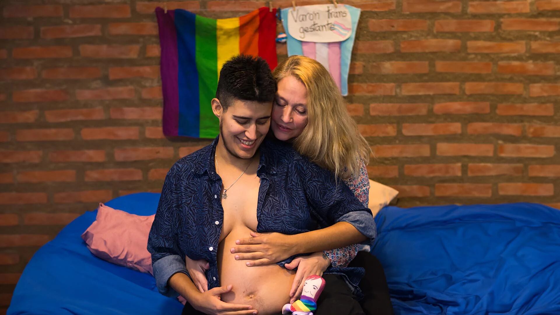 Él estuvo embarazado, ella no: tuvieron mellizos y los dos lograron amamantarlos