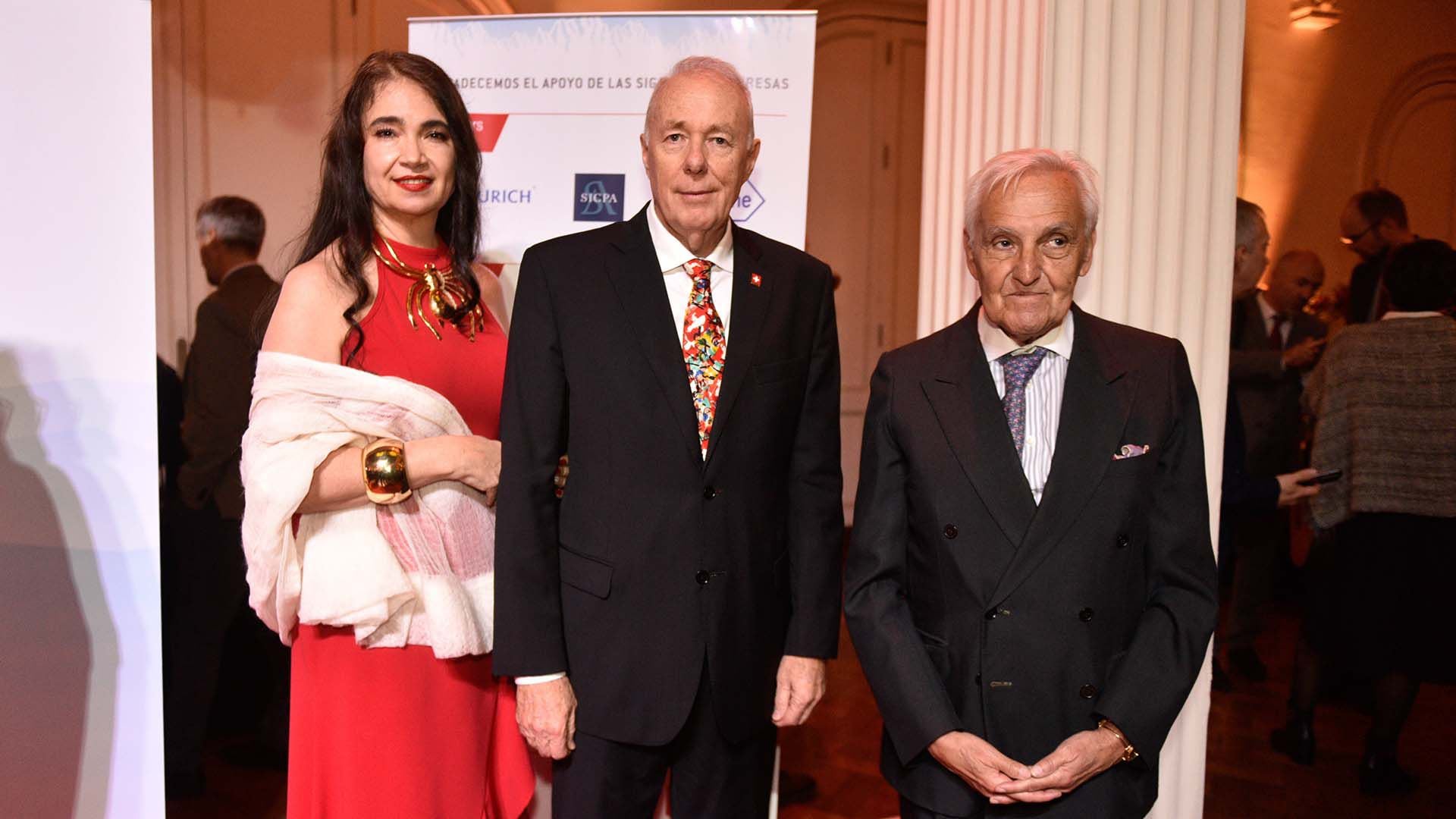 Hans Rüedi Bortis, y su esposa, Mónica Lorena Lofruscio, junto al analista político Rosendo Fraga 
