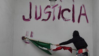 Las mujeres realizaron pintas en el interior del recinto para pedir justicia por violencia sexual, feminicidios y otros delitos (Foto: Cuartoscuro)