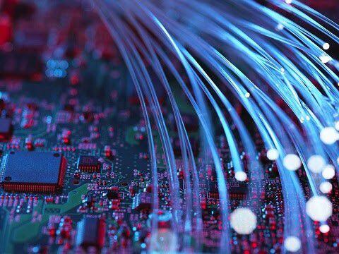 El 71% de los hogares con internet fijo tiene disponible al menos un proveedor de fibra óptica en su zona