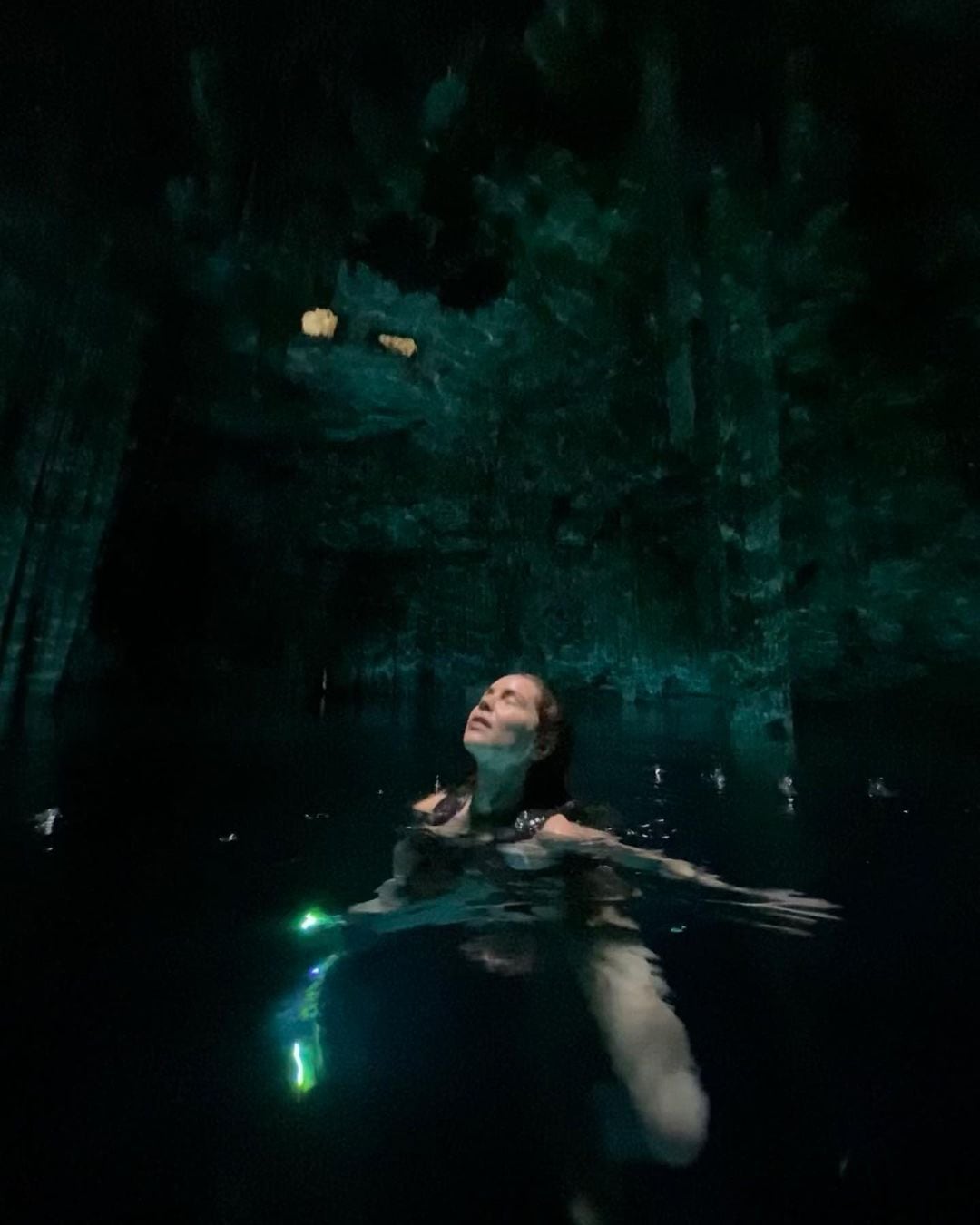 Camila Sodi in cenote