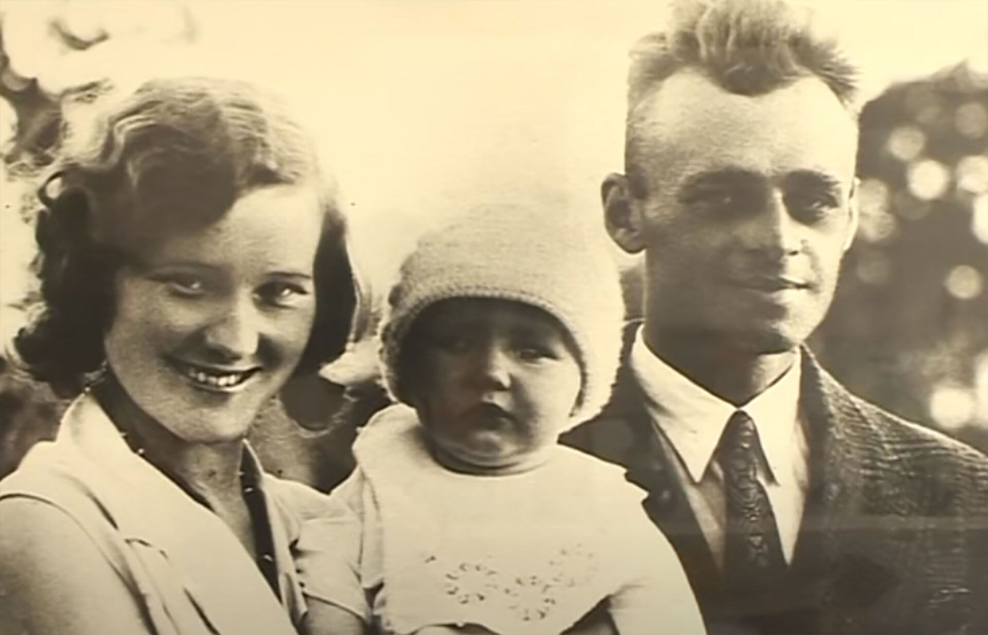 Witold Pilecki con su esposa y su hija poco antes del inicio de la Segunda Guerra y de que él se infiltrara en Auschwitz (Captura video de AFP)