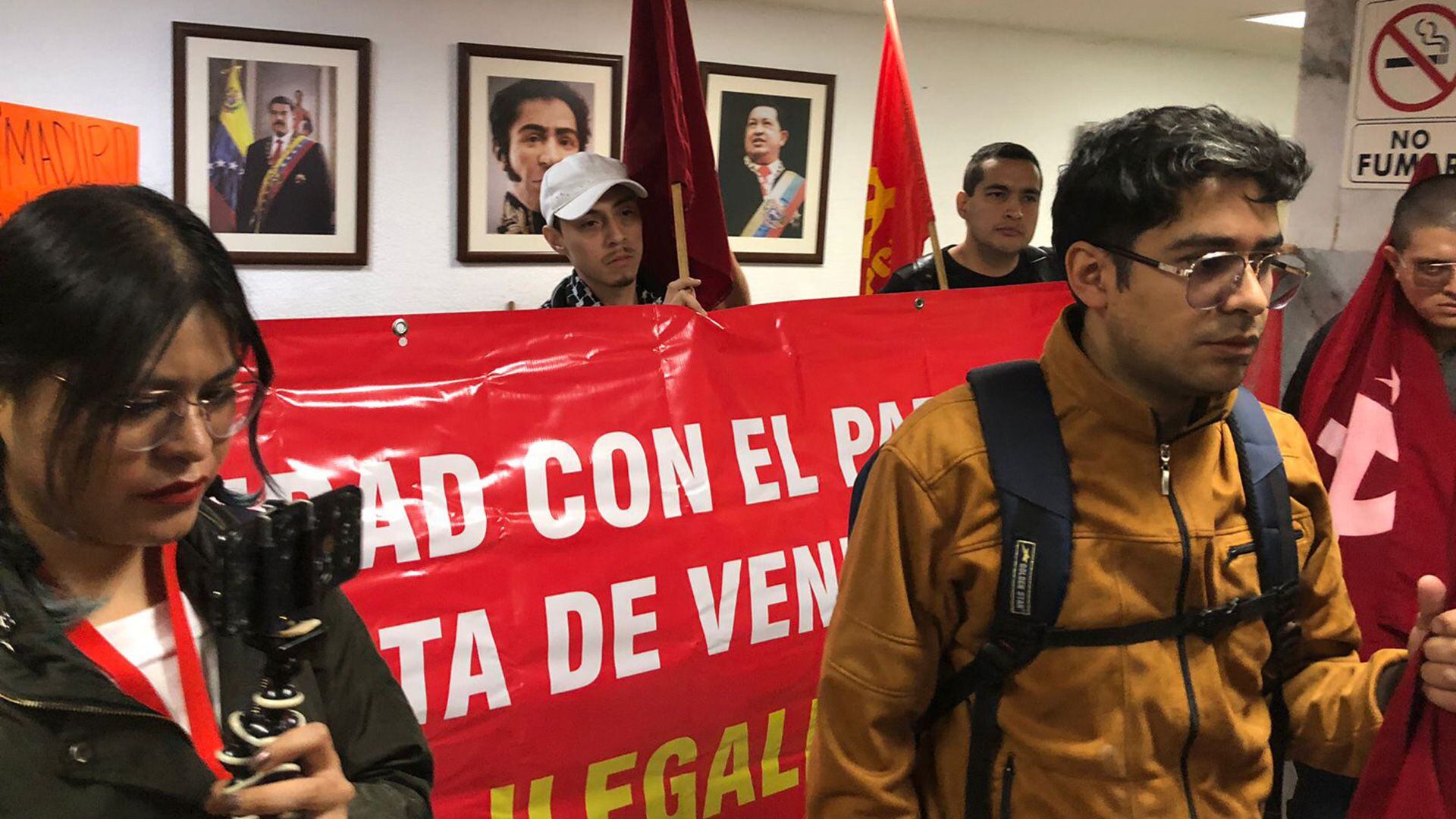 Miembros del Partido Comunista Mexicano afirmaron que se mantendrán en la embajada "por tiempo indefinido"