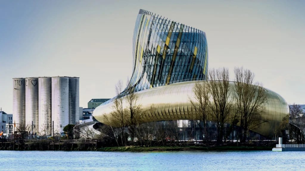 El edificio fue creado por los arquitectos Anouk Legendre y Nicolás Desmazières de la firma XTU. (Cité Du Vin)