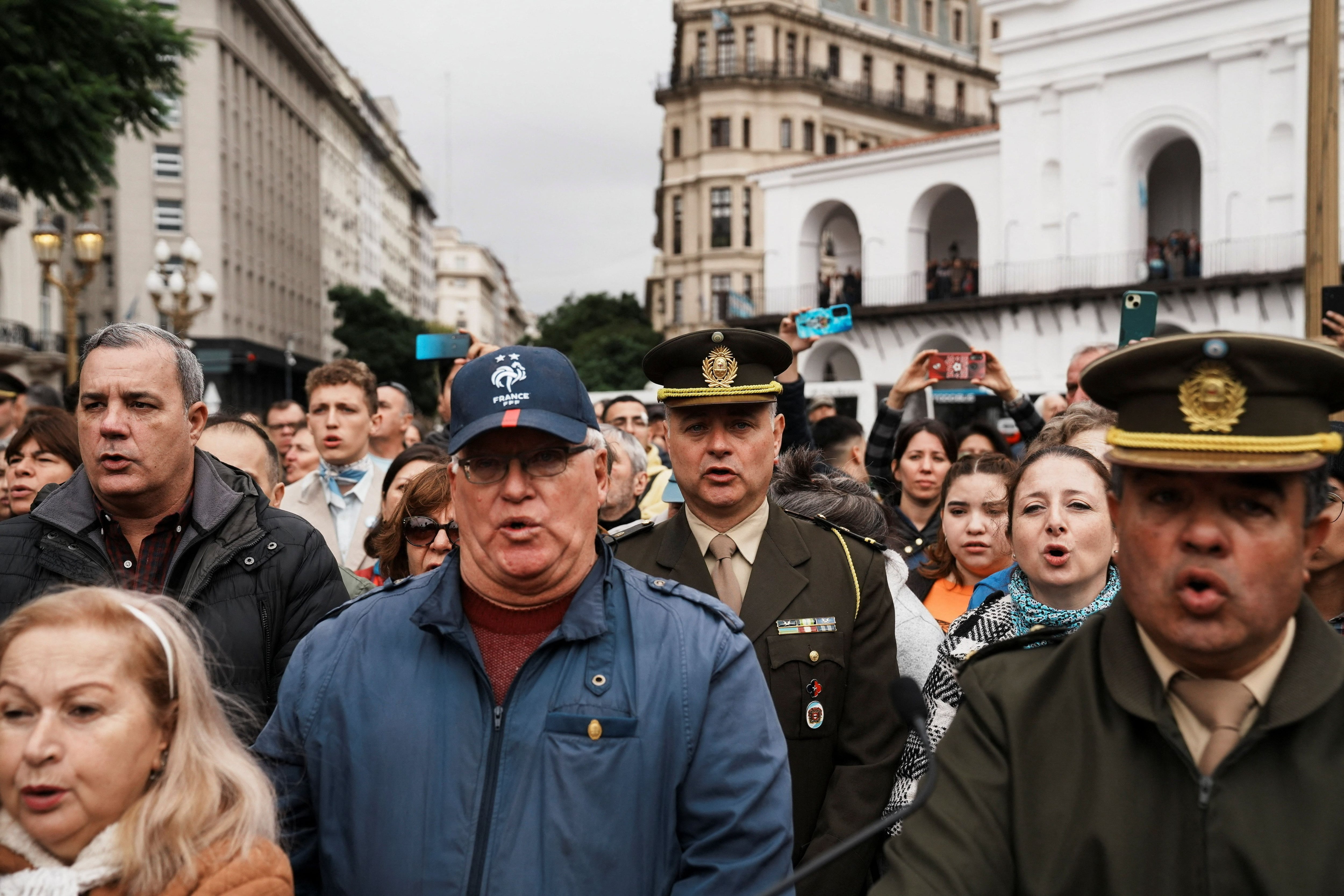 Militares, vecinos y turistas participaron del histórico cambio de guardia en Plaza de Mayo   