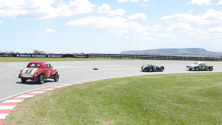 Infobae a bordo de la Maserati de Juan Manuel Fangio acelerando por el autódromo de Balcarce 