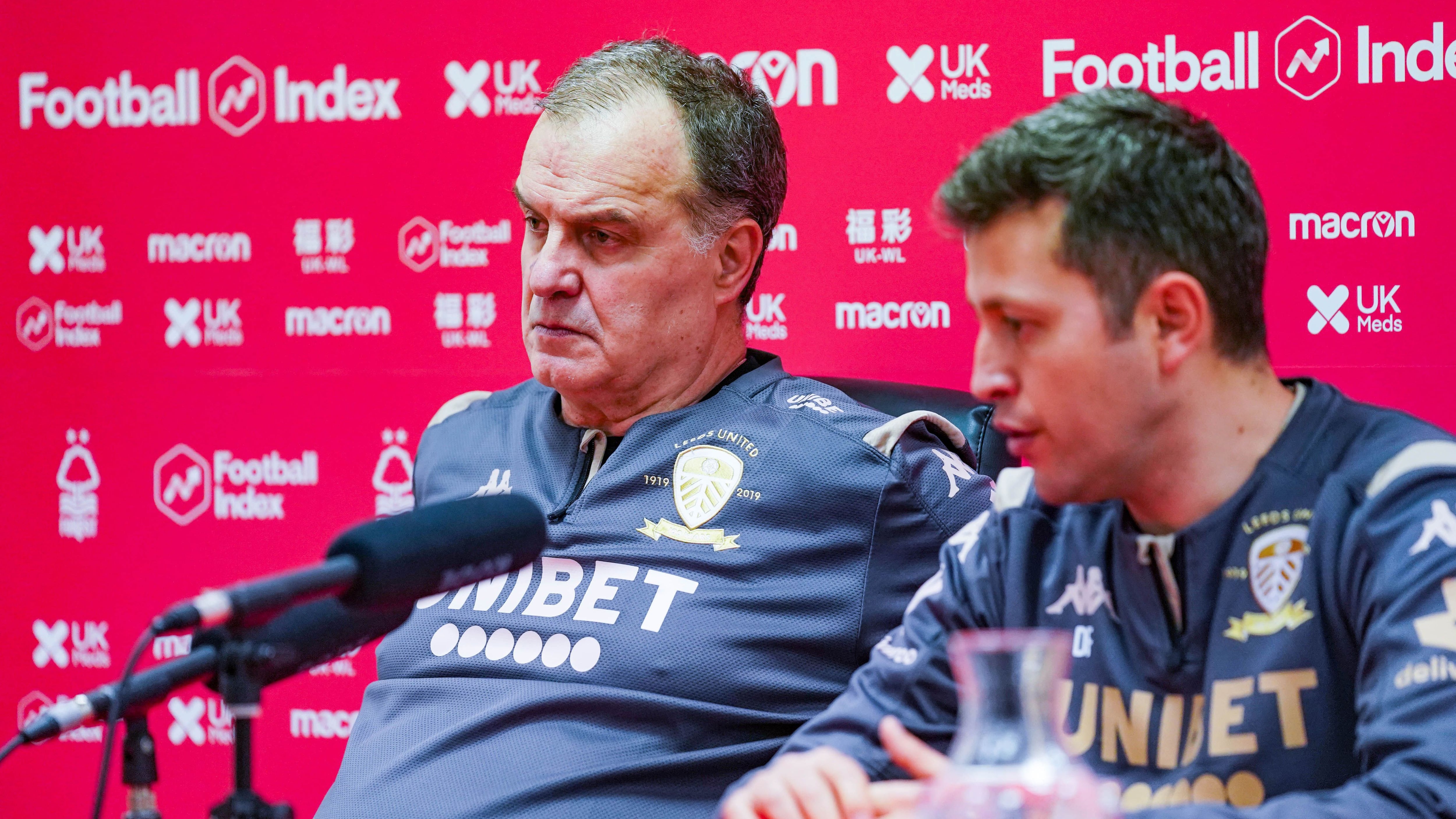 Flores junto a Marcelo Bielsa en una conferencia de prensa con Leeds United (Malcolm Bryce/ProSports)