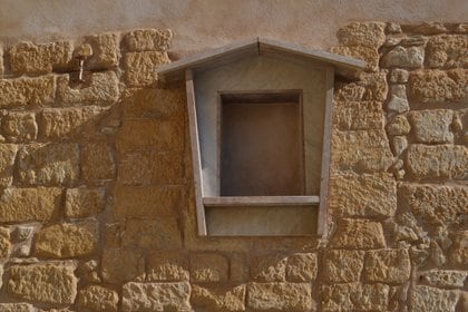 Salmi tiene un brillo único gracias a la cálida piedra cambanda dorada que adorna las fachadas de sus iglesias, castillos, palacios y casas, haciéndolas brillar al sol. (Shutterstock)