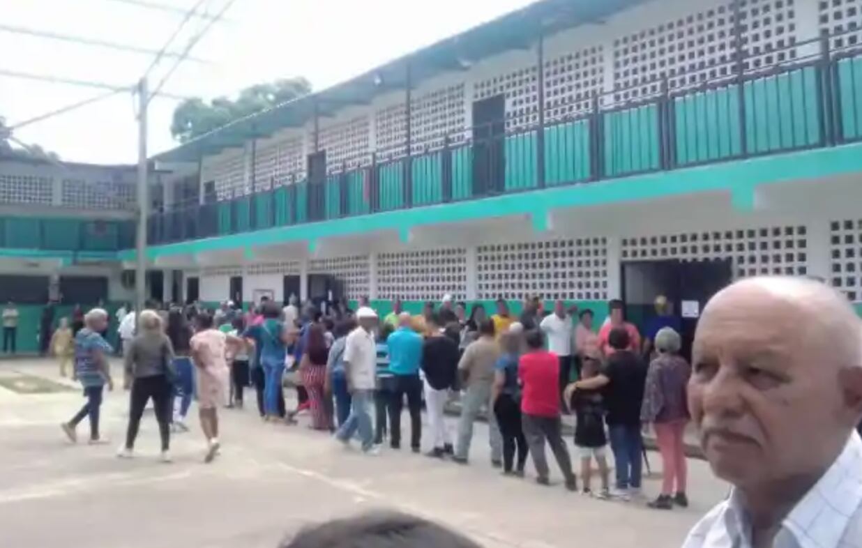 En Carlos Alvarado, Carabobo, cientos de personas llegaron a votar (La Patilla)
