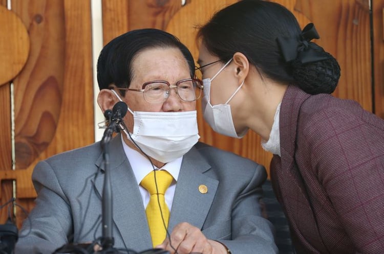 Lee Man-hee, fundador de la Iglesia Shincheonji de Jesús, el Templo del Tabernáculo del Testimonio, en rueda de prensa, Gapyeong, Corea del Sur, 2 marzo 2020 (Yonhap vía REUTERS)