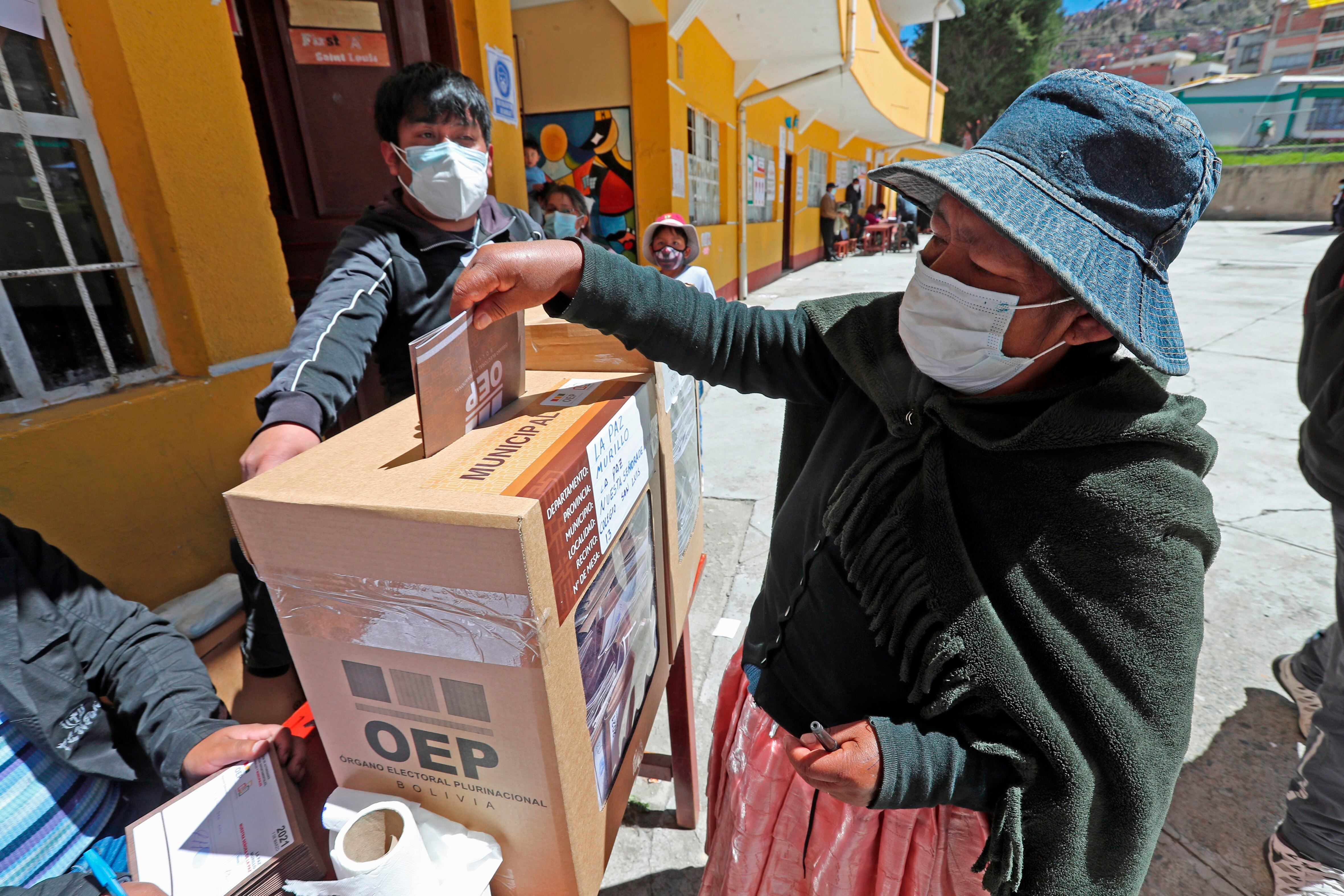 Una mujer vota en Bolivia (EFE/Martin Alipaz/Archivo)