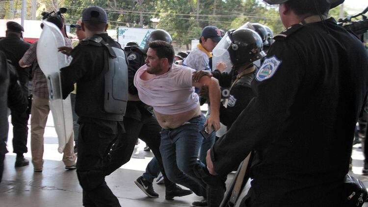 Un agente da policÃ­a de Nicaragua forcejea con el fotÃ³grafo de AFP Luis Sequeira en medio de las detenciones de dirigentes opositores este sÃ¡bado en Managua (Photo by Maynor Valenzuela / AFP)