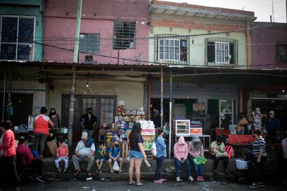 Personas esperan para obtener alimentos en un comedor comunitario, en una villa de la Ciudad de Buenos Aires, Argentina (EFE/JUAN IGNACIO RONCORONI/Archivo)
