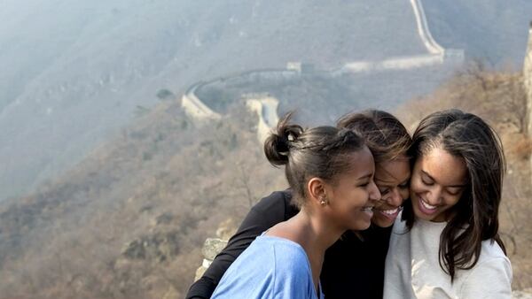 Michelle Obama y las hijas se quedaban dormidas esperando el regreso del político.