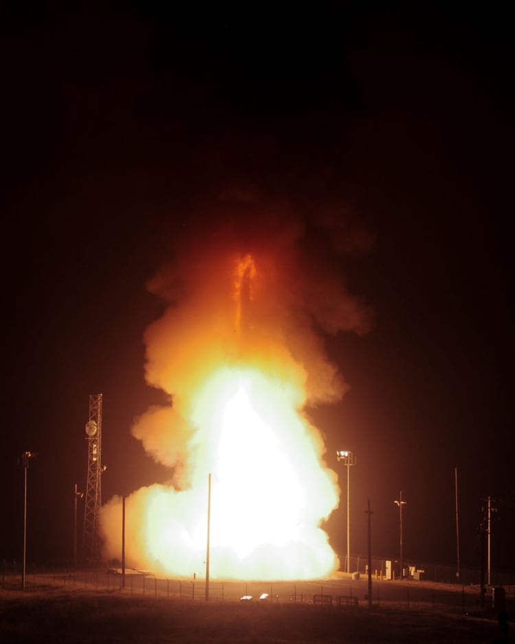 El lanzamiento de un misil ICBM Minuteman III de Estados Unidos (US Air Force)