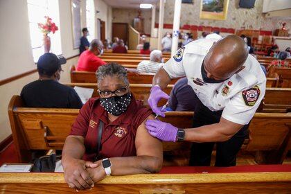 Vacunación en una iglesia de Tampa (Reuters)
