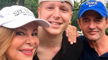 En una imagen de 2018, durante un paseo por el Central Park; el joven había viajado a Nueva York con su madre (Ana Obregón) y su padre (Alessandro Lequio) para realizar un tratamiento contra el cáncer
