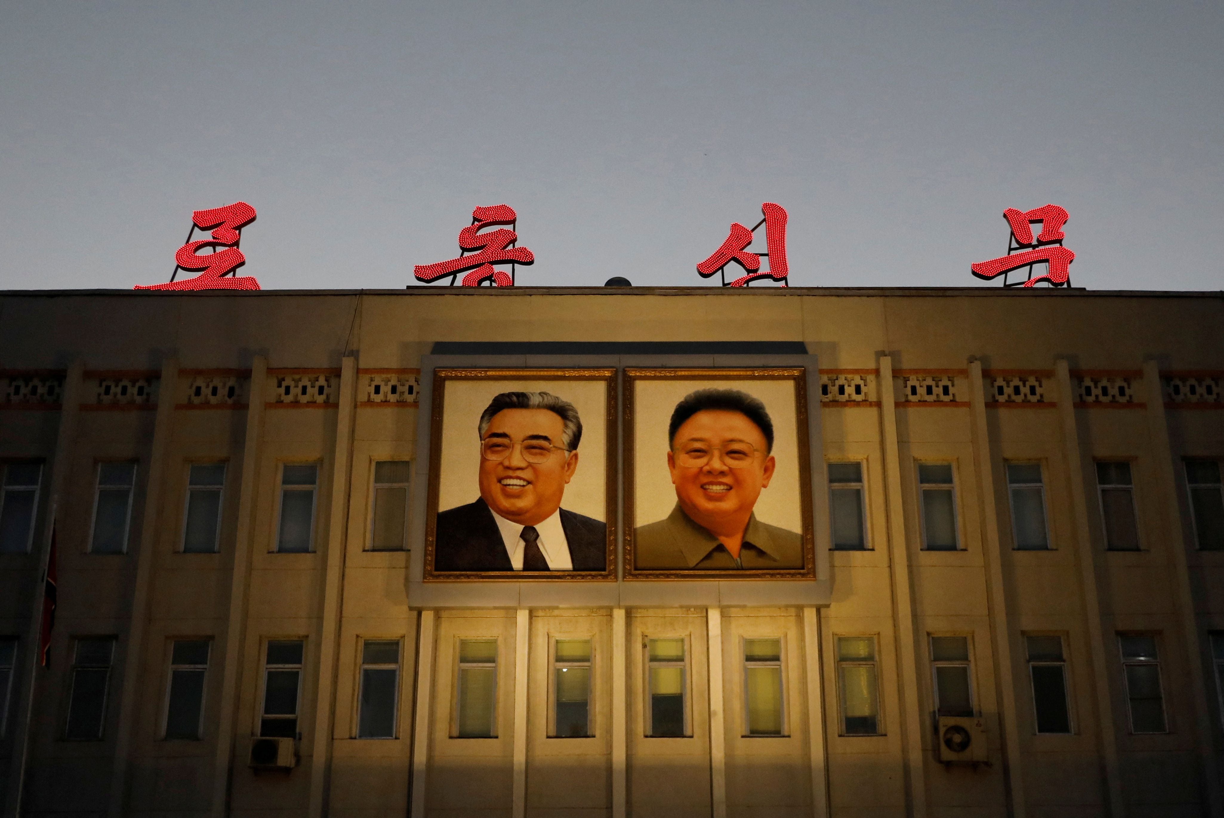 Retratos de los fallecidos líderes norcoreanos Kim Il Sung y Kim Jong Il se ven en la fachada de un edificio gubernamental en Pyongyang, Corea del Norte, el 10 de septiembre de 2018. REUTERS/Danish Siddiqui/Foto de archivo