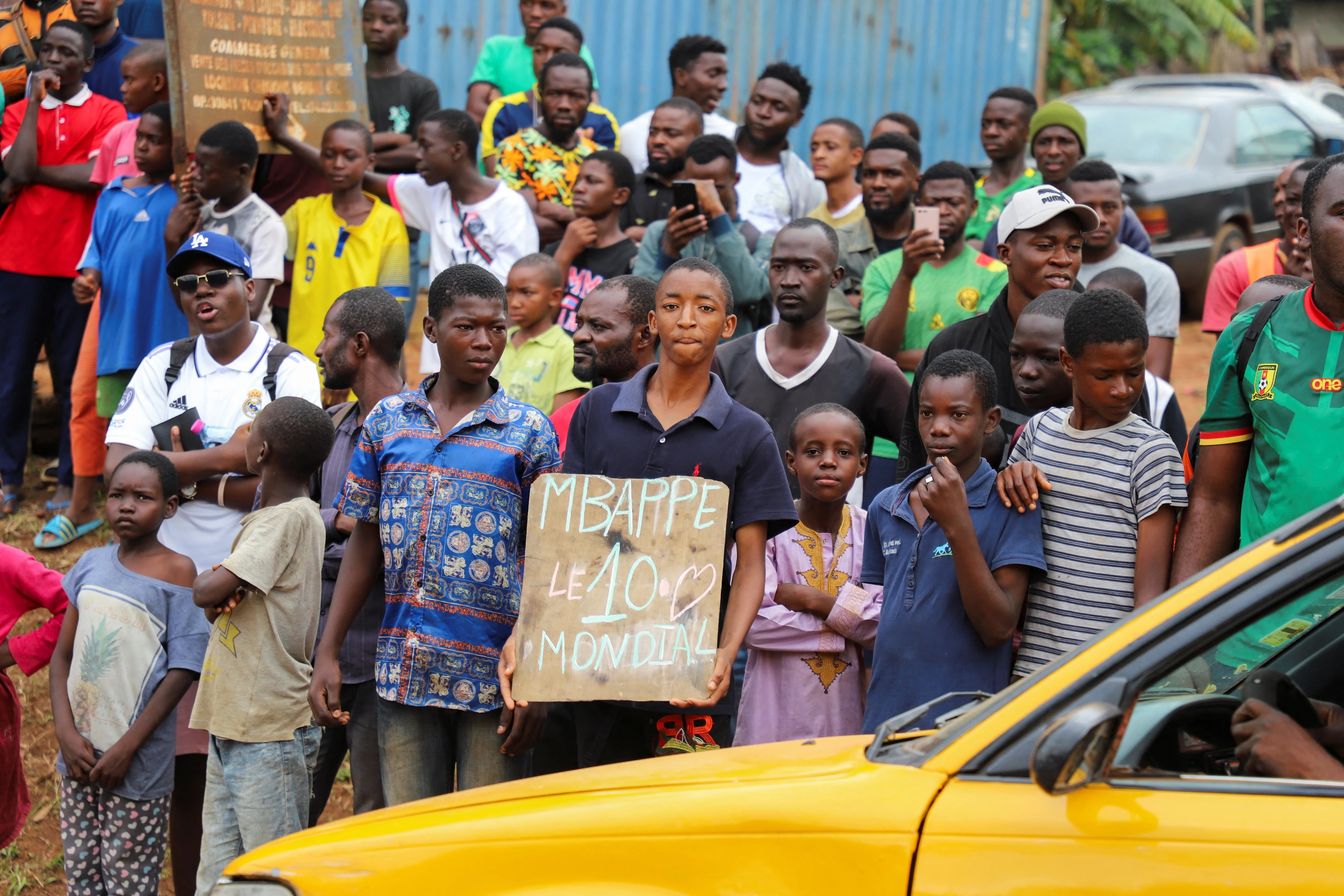Mbappé pasó tiempo con los niños cameruneses (Reuters)