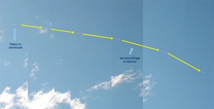 Mientras presenciaba una demostración aérea en Tandil, el testigo halló un objeto no identificado con el lente de su cámara