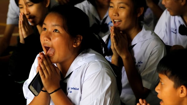 Familiares de los atrapados en la cueva de Tailandia (Reuters)