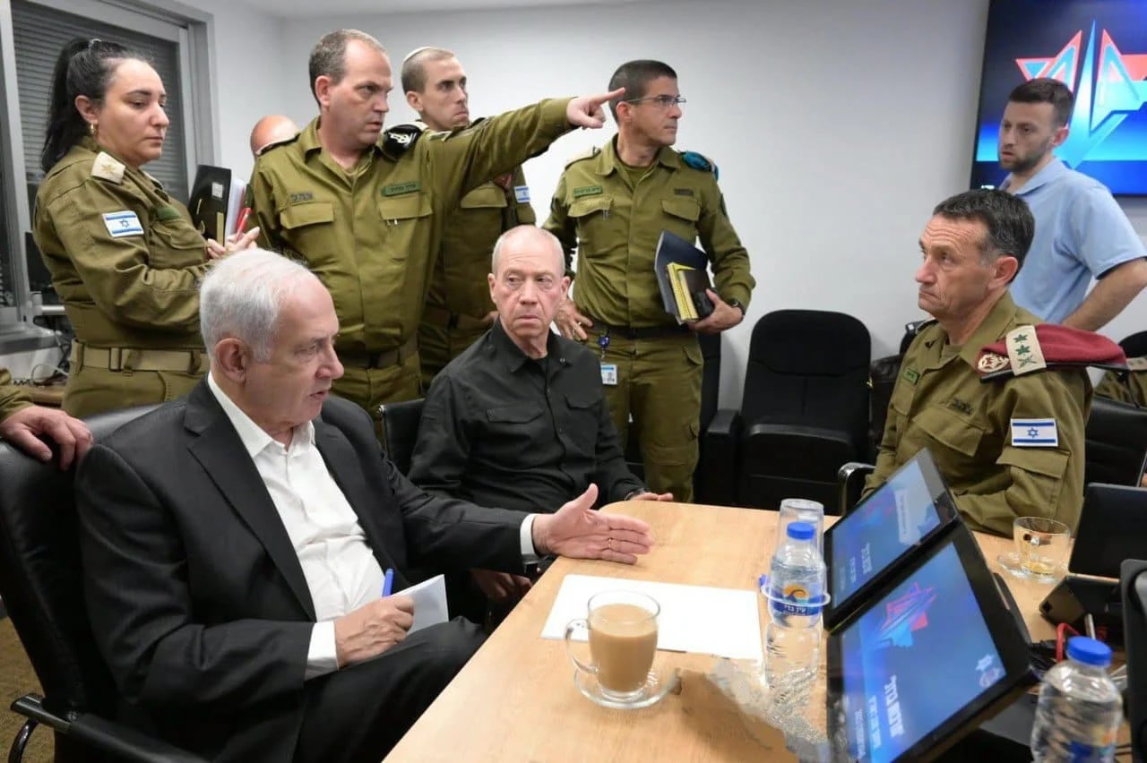 Foto de archivo del pasado 08/10/2023 del primer ministro israelí, Benjamin Netanyahu (i). EFE/EPA/AMOS BEN-GERSHOM/GPO HANDOUT HANDOUT EDITORIAL USE ONLY/NO SALES

