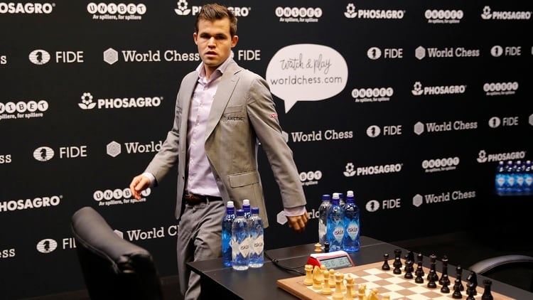 El actual campeón mundial Magnus Carlsen aprovechó la cuarentena global y organizó un torneo online con grandes maestros que comienza este sábado y reparte un cuarto de millón de dólares en premios. (AFP)