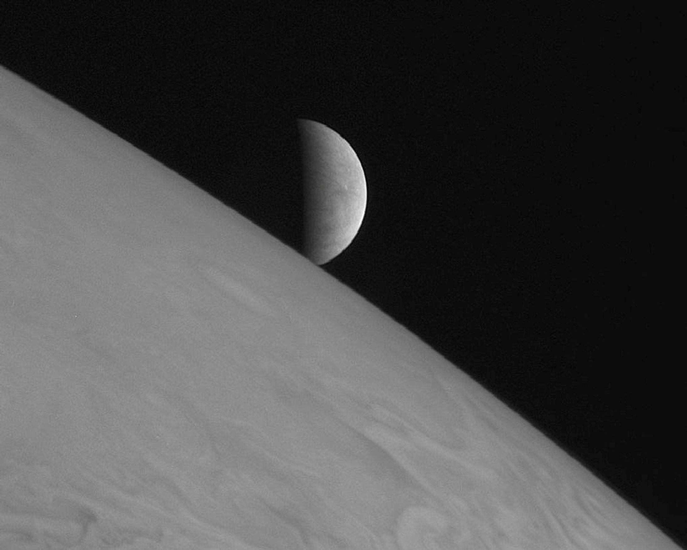 La nave espacial New Horizons de la NASA tomó esta imagen de la luna helada Europa elevándose por encima de las cimas de las nubes de Júpiter tras el máximo acercamiento de la sonda al planeta gigante gaseoso en 2007 (REUTERS)