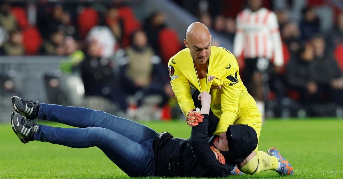 Europa League madness: PSV fan invades pitch and attacks Sevilla goalkeeper