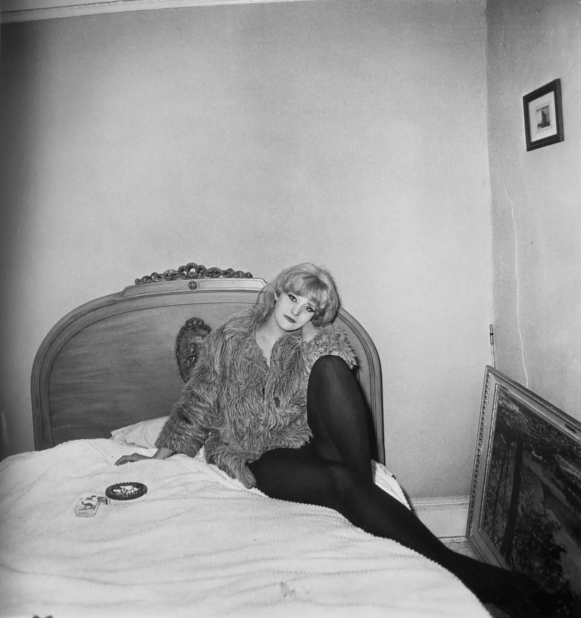 Una chica con abrigo en su cama de Nueva York, 1968.