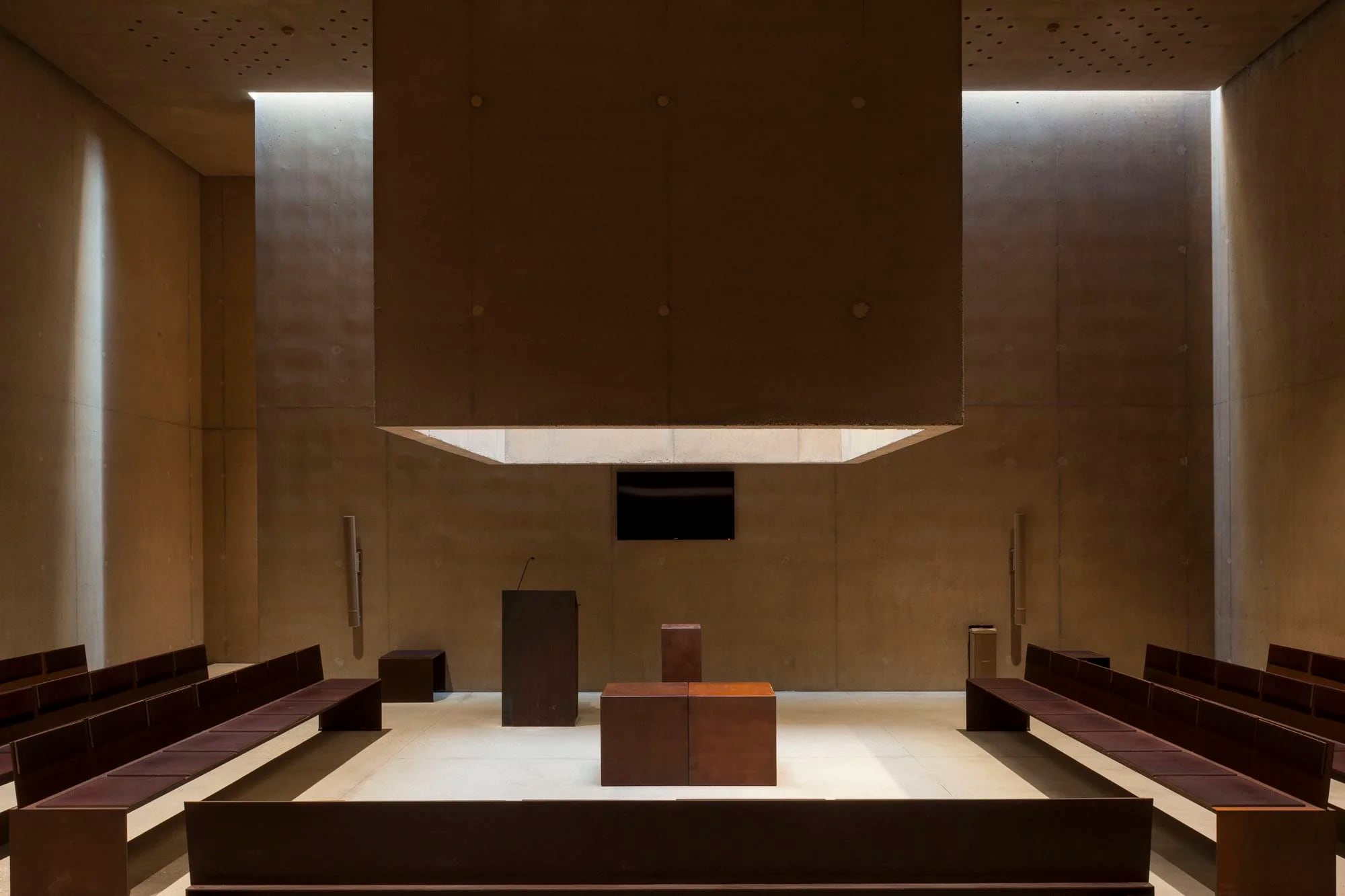 En la sala ceremonial del crematorio Hofheide la luz se cuela por la fachada y el techo y proyecta dibujos cambiantes sobre las paredes.