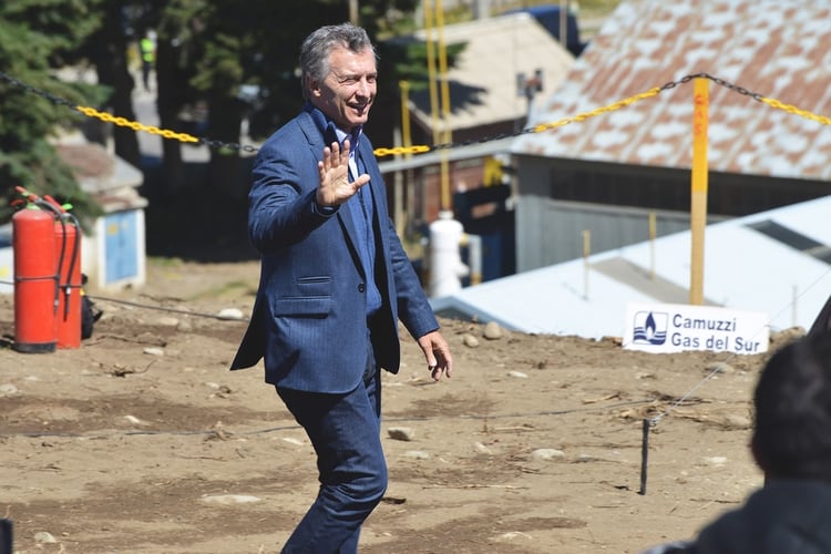 Mauricio Macri saluda durante un acto en Camuzzi