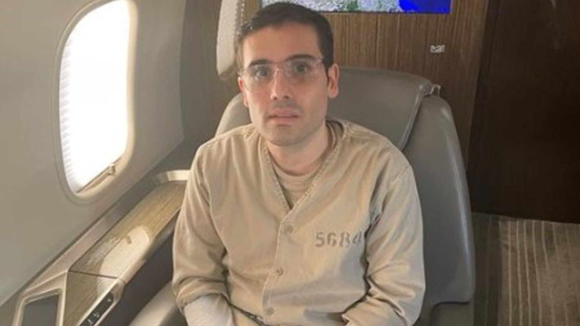 El hijo de Joaquín 'El Chapo' Guzmán viajandon a Chicado, EEUU, en su viaje en el mismo avión donde fue trasladado su padre años atrás (Foto: X Derek Maltz)