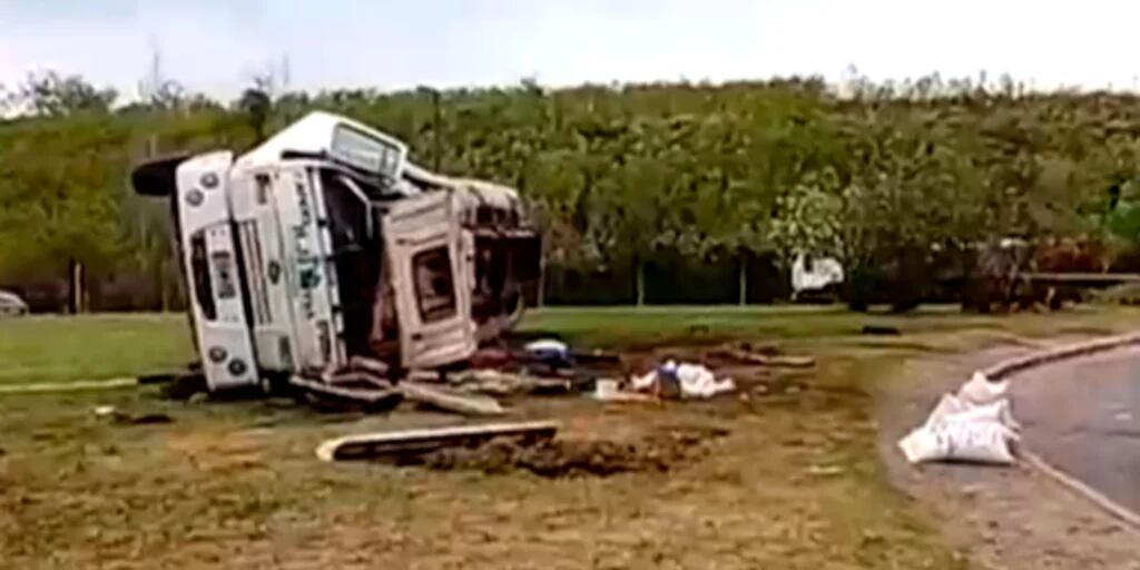 Un camión cisterna que transportaba aceite volcó y el conductor murió en el lugar