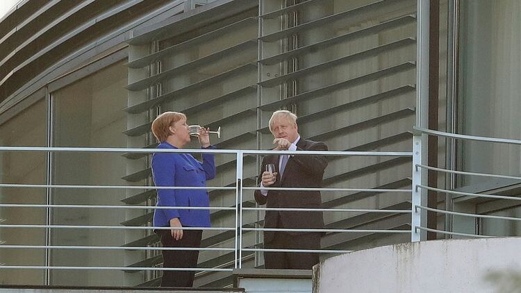 Aunque mantuvieron sus posturas, Merkel y Johnson se mostraron optimistas sobre la posibilidad de llegar a un acuerdo (AP)