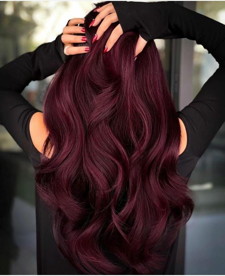 El rojo borgoña es una mezcla entre rojo oscuro y púrpura
Cortesia: @luabelabeauty