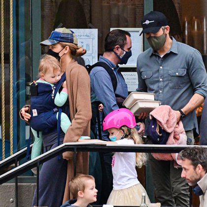 Blake Lively y Ryan Reynolds dieron un paseo en familia por las calles de Nueva York. Ella llevó a su hija Betty sobre su pecho, mientras que Inez fue en monopatín con su casco protector. Él, en tanto, cargó la comida que sobró del restaurante en el que habían almorzado