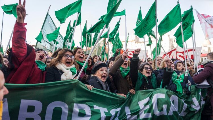 Campaña Nacional por el Aborto Legal, Seguro y Gratuito festejan el 13 de junio de 2018 la mfrente al Congreso Nacional, CABA, la media sanción de Diputados para el proyecto de Ley de Interrupcion Voluntaria del Embarazo, luego de mas de 20 horas de debate en dicha cámara.
