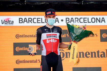 El ciclista belga Thomas De Gendt del equipo Lotto Soudal celebra en el podio su victoria en la séptima y última etapa de la Volta a Cataluña con salida y llegada a Barcelona de 133 kilómetros. EFE/Toni Albir 