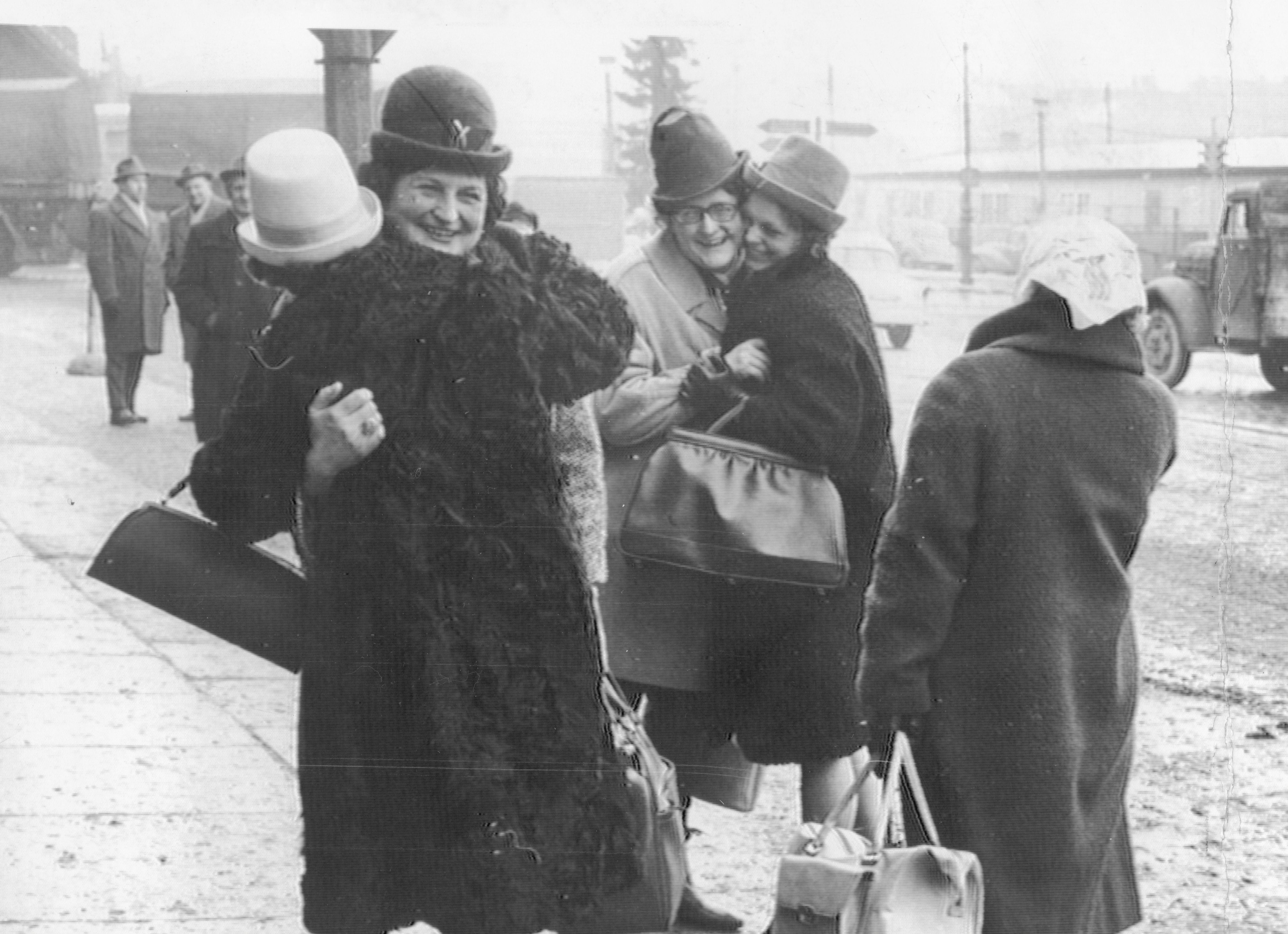 Habitantes de Berlín Occidental se reencuentran con sus familiares del Este luego de que los dejaran cruzar por primera vez la frontera 28 meses después de la construcción del Muro. 