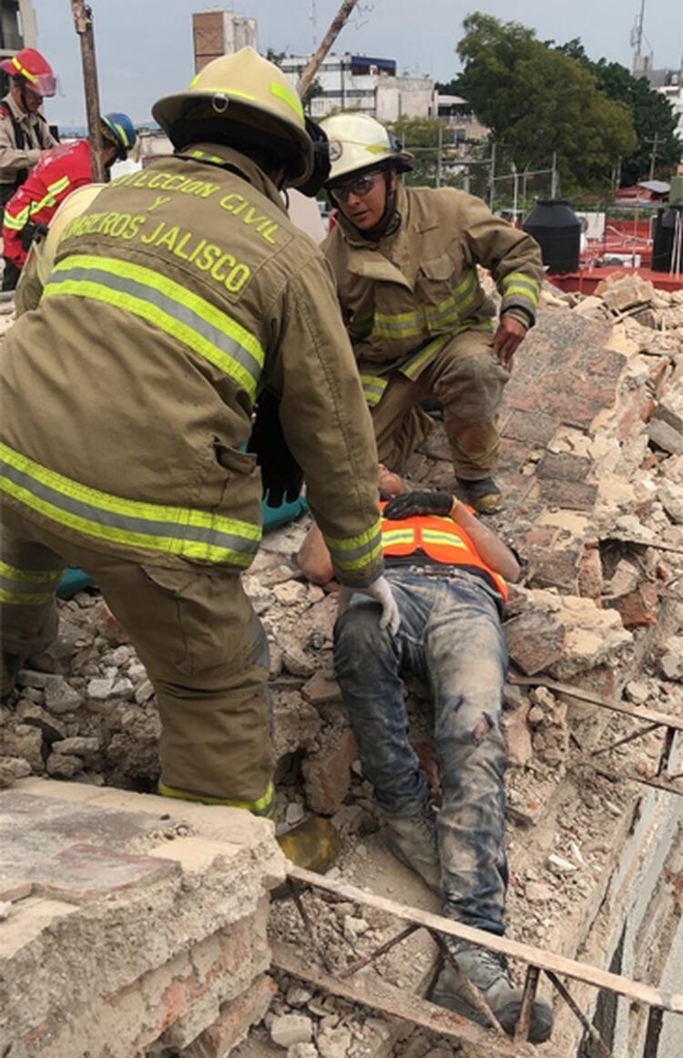 Resultado de imagen para Hay una persona muerta y heridos graves tras colapsar un edificio de Guadalajara"