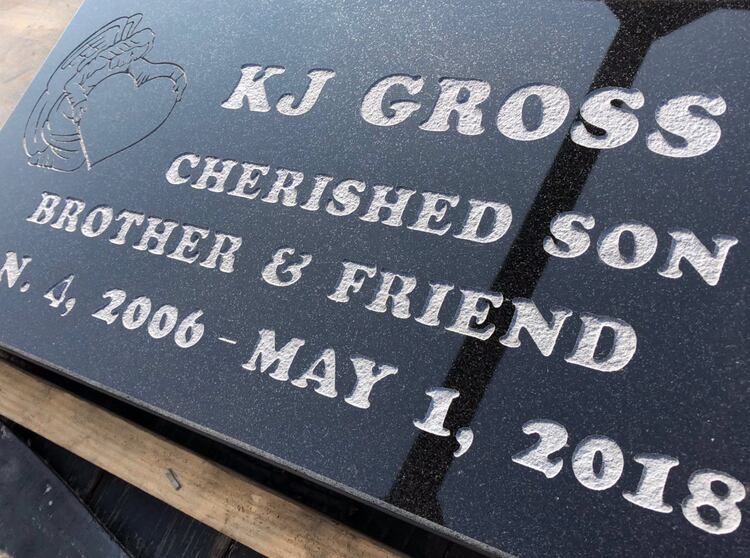 Lápida de KJ (Foto: Twitter)