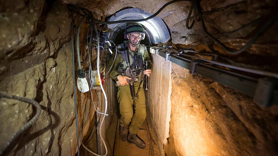 Soldado israelí en uno de los túneles de Hamas descubierto en 2017 que cruzaba la valla divisoria entre el territorio de Israel y la Franja de Gaza. (Reuters)