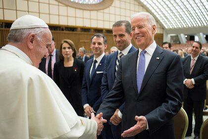 FILE PHOTO: Pope Francis meets U.S. Vice President Joe Biden (R) in Paul VI hall at the Vatican April 29, 2016   Osservatore Romano/Handout via Reuters/File Photo ATTENTION EDITORS - THIS IMAGE WAS PROVIDED BY A THIRD PARTY. EDITORIAL USE ONLY.