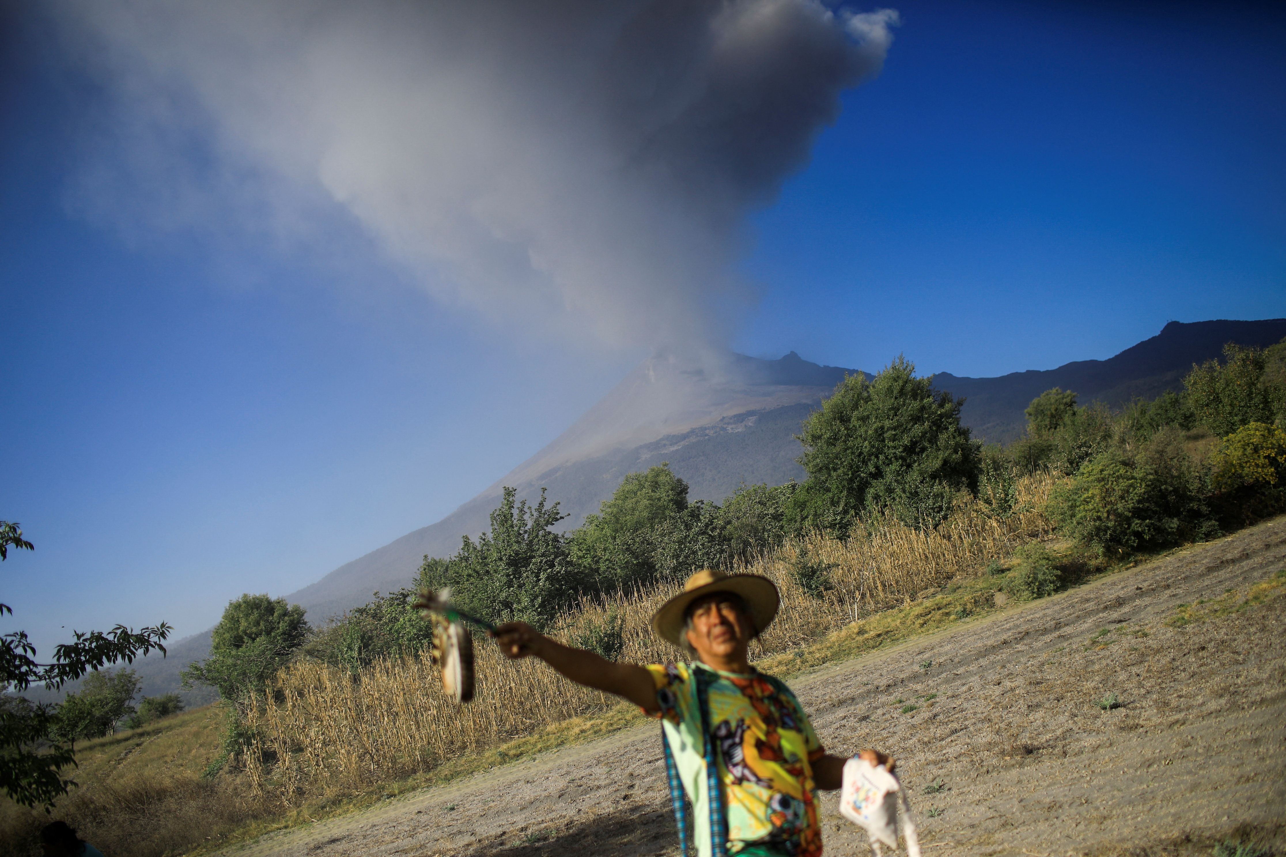 Este 12 de marzo habitantes de la comunidad Santiago Xalitzintla celebran el cumpleaños del volcán Popocatépetl (REUTERS/Raquel Cunha)