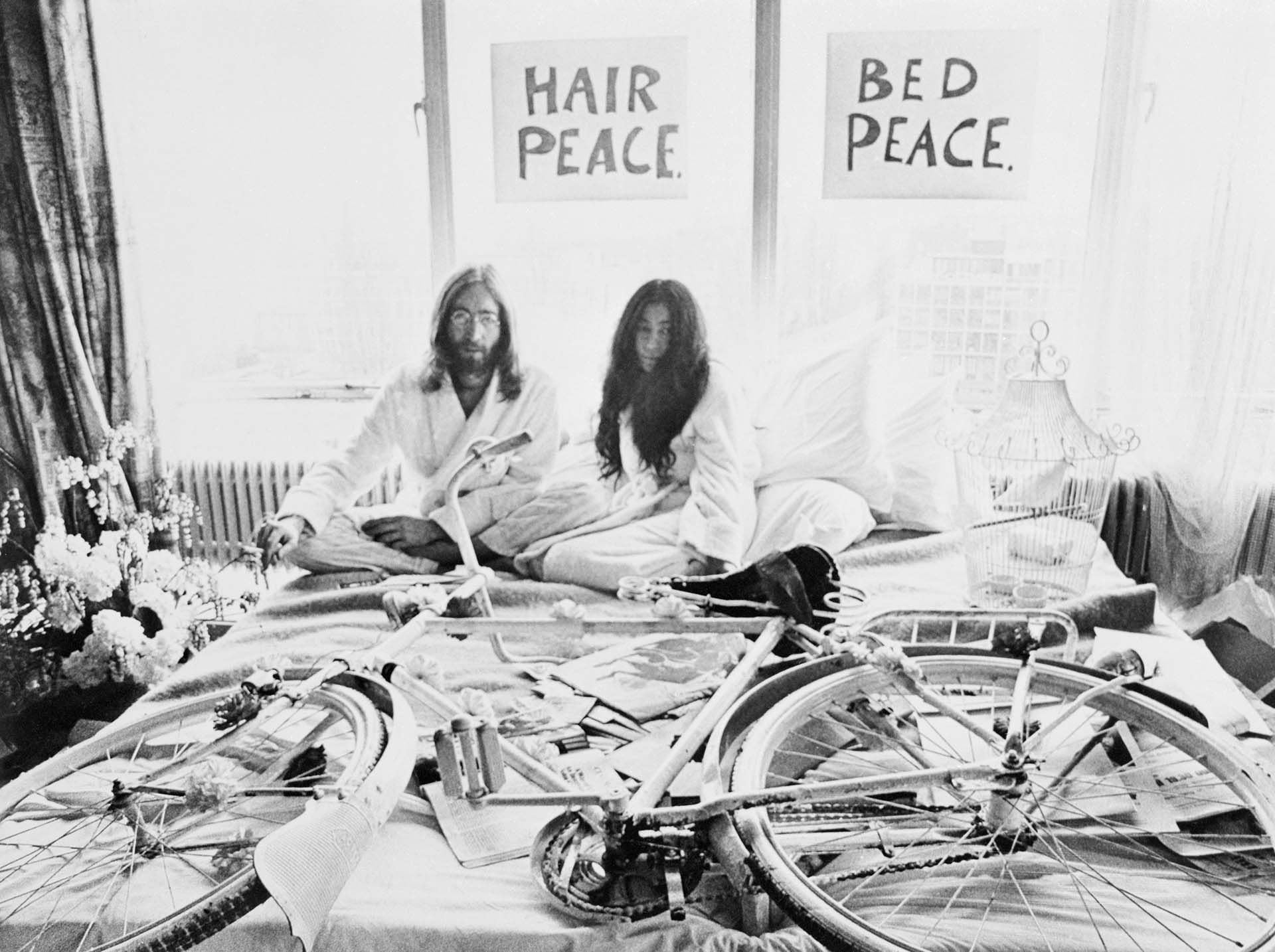 John Lennon y Yoko Ono posan en la Suite Presidencial del Hotel Hilton de Ámsterdam 