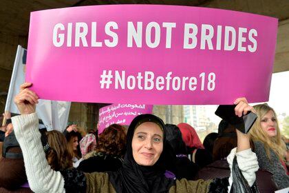 En la imagen, una libanesa lleva un cartel que dice "niñas no esposas" en una protesta contra el matrimonio infantil en Beirut, Lebanon. EFE/EPA/WAEL HAMZEH/Archivo
