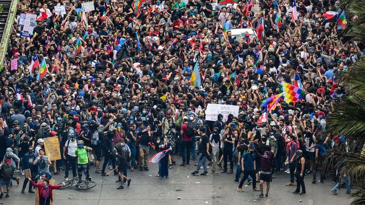 Manifestaciones contra el gobierno de Sebastián Piñera en Chile (Photo by Martin BERNETTI / AFP)
