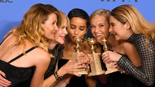 Laura Dern, Nicole Kidman, Zoe Kravitz, Reese Witherspoon y Shailene Woodley posan junto a las estatuillas que ganaron en los Globos de Oro (AFP)